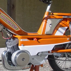 Bombe De Peinture Orange Corail (Clair) Pour Mobylette Motobécane Motoconfort 50V 50VS 50VL 50VLC de 1972 à 1978 (Marque SPRIDO)