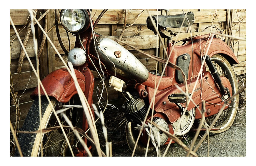 Quelles pièces changer en priorité sur une mobylette qui dort depuis longtemps ?